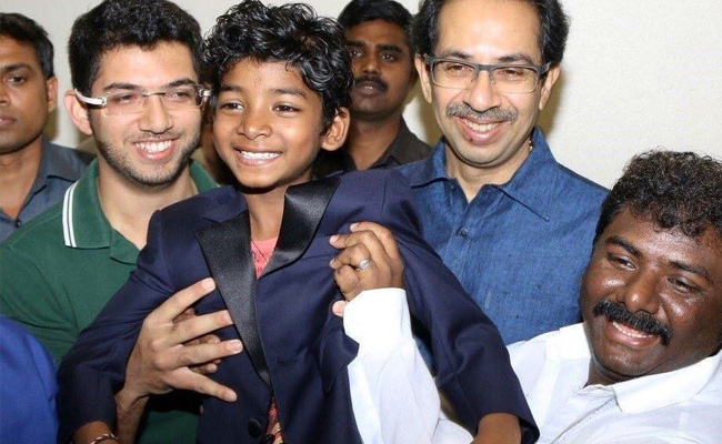 शिवसेना प्रमुख उद्धव से मिले 'लॉयन' के बाल कलाकार सनी पवार, की खूब सारी बातें... शिवसेना प्रमुख उद्धव से मिले 'लॉयन' के बाल कलाकार सनी पवार, की खूब सारी बातें...