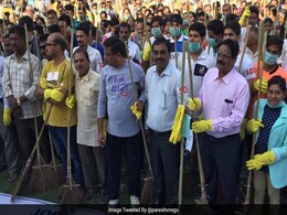 Over 2,000 Surat Residents Sweep Their Way To A New World Record Over 2,000 Surat Residents Sweep Their Way To A New World Record