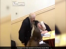 Viral Video: क्लासरूम में सो रही छात्रा के साथ टीचर ने की ये हरकत Viral Video: क्लासरूम में सो रही छात्रा के साथ टीचर ने की ये हरकत