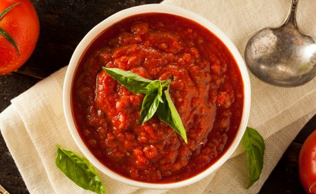 Tomato Puree Recipe: सेलिब्रिटी शेफ कुणाल कपूर से जानें कैसे बनाएं टोमैटो प्यूरी, कई दिनों तक नहीं होगी खराब