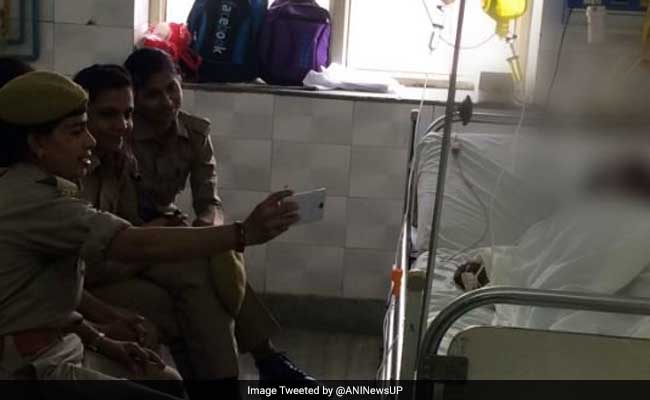 CM योगी ने दिखाई सख्ती, गैंगरेप पीड़िता के सामने सेल्फी लेने वाली 3 महिला कांस्टेबल सस्पेंड