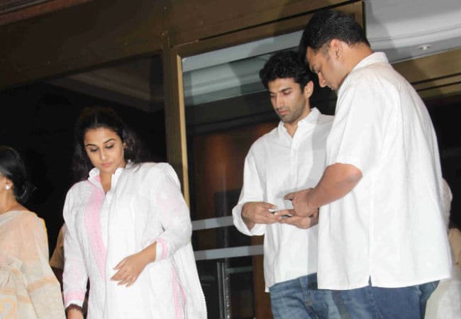 Image result for vidya balan at aishwarya rai during her fathers prayer meet