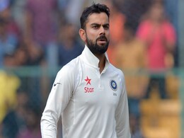 INDvsAUS:फील्डिंग के दौरान विराट कोहली को लगी कंधे पर चोट, मैदान के बाहर जाना पड़ा INDvsAUS:फील्डिंग के दौरान विराट कोहली को लगी कंधे पर चोट, मैदान के बाहर जाना पड़ा