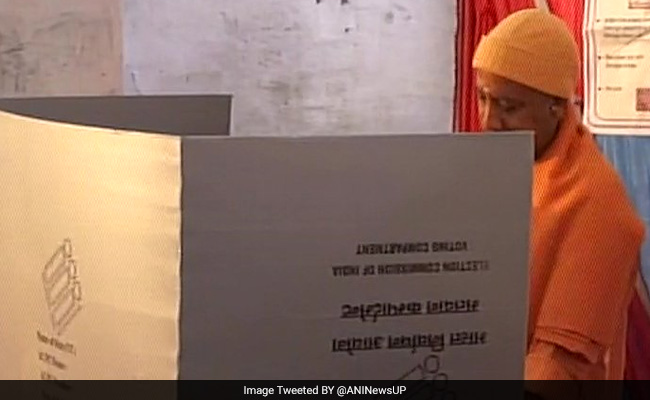 यूपी चुनाव 2017: वोट डालने के बाद योगी आदित्यनाथ ने किया दावा, कहा- प्रदेश में बीजेपी की लहर