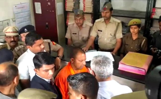 हजरतगंज पुलिस स्टेशन में सीएम आदित्यनाथ योगी अचानक पहुंचे, मच गया हड़कंप