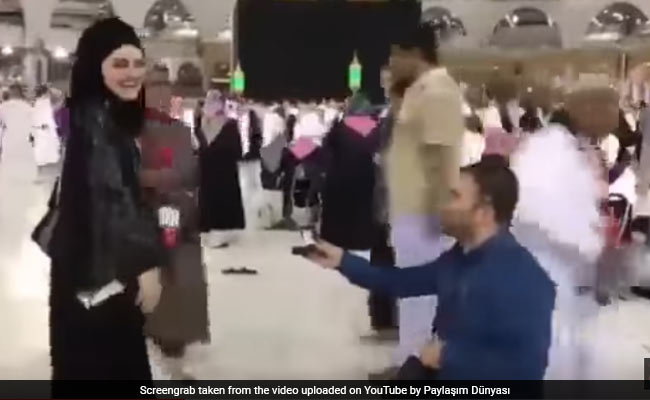 Viral Video: मक्का के ग्रैंड मस्जिद के सामने किया गर्लफ्रेंड को प्रपोज, आने लगे भद्दे कमेंट