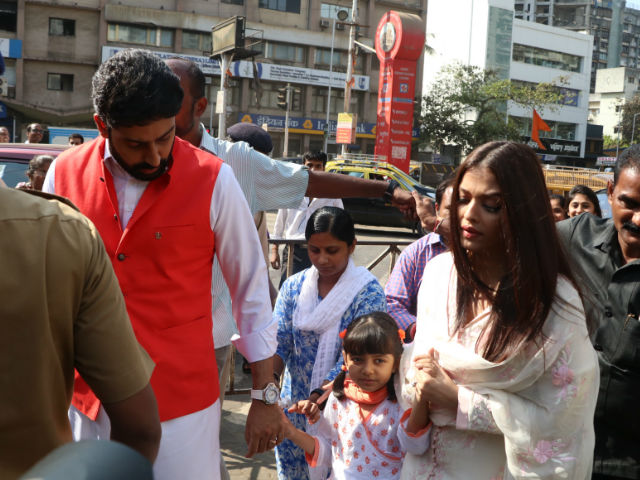 Aishwarya Rai, Abhishek Bachchan Visit Siddhivinayak Temple On 10th Wedding Anniversary