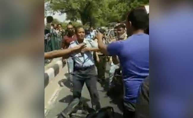 बाइक टच होने पर एयरफोर्स कर्मी को बेरहमी से पीटा, वर्दी फाड़ी, 3 गिरफ्तार