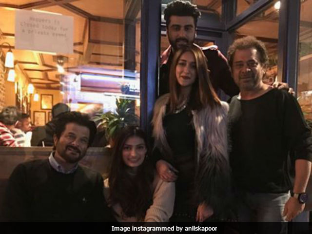 <i>Mubarakan</i>: Anil Kapoor Rejoices With Entire Cast And Crew As Shoot Nears End