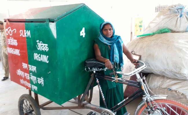 महिलाओं ने मिलकर बदला गांव का चेहरा, चलाती हैं कूड़े की ट्रॉली, सभी जातियां सामने आईं