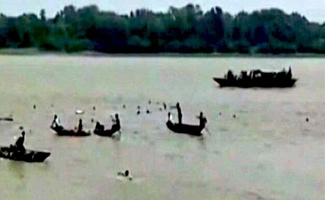 पश्चिम बंगाल : ऊंची लहरों से जेटी टूटकर हुगली नदी में गिरी; तीन की मौत, 12 लापता