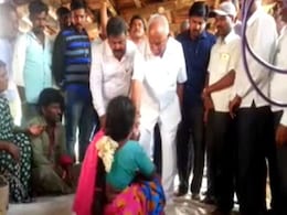 कर्नाटक : किसान की विधवा को एक लाख थमाकर बीएस येदियुरप्पा फिर घिरे विवादों में कर्नाटक : किसान की विधवा को एक लाख थमाकर बीएस येदियुरप्पा फिर घिरे विवादों में