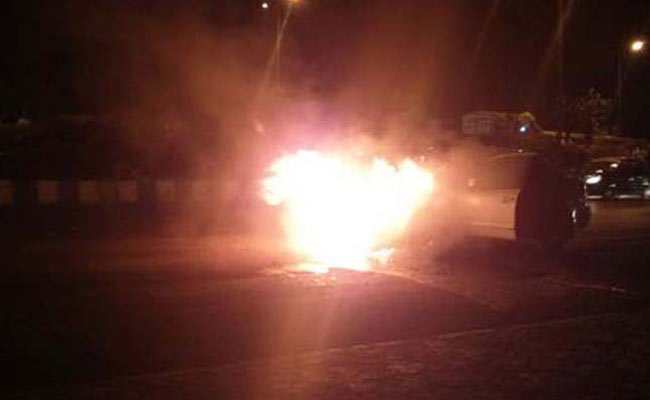 बिजली के खंबे से टकराई कार, जिंदा जला युवा क्रिकेटर