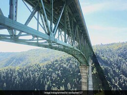 Woman Falls Off Tallest California Bridge While Taking Selfie Woman Falls Off Tallest California Bridge While Taking Selfie