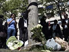 Tourists Venture Back To Champs Elysees After Attack: 'Vive Paris!'