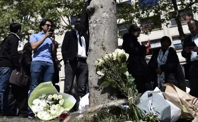 Tourists Venture Back To Champs Elysees After Attack: 'Vive Paris!'