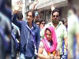 MCD चुनाव प्रचार में उतरे सितारे, चंद्रचूड़ सिंह ने बसपा उम्मीदवार के लिए किया पैदल मार्च MCD चुनाव प्रचार में उतरे सितारे, चंद्रचूड़ सिंह ने बसपा उम्मीदवार के लिए किया पैदल मार्च