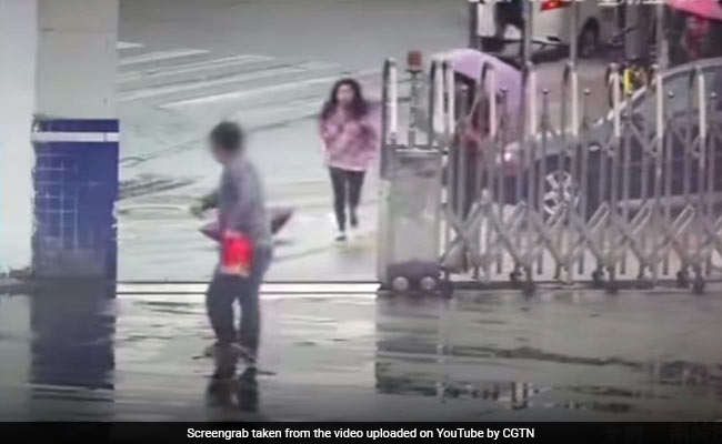 Thief Steals Mobile Phone, Runs Right Into Police Station In China
