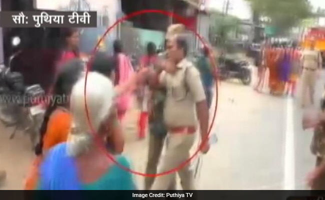 कैमरे में कैद : शराब की दुकान का विरोध कर रही महिला को पुलिसवाले ने सरेआम मारे थप्पड़