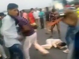 अलवर में गोरक्षकों की पिटाई मामले में तीन गिरफ्तार, सदन में हंगामा अलवर में गोरक्षकों की पिटाई मामले में तीन गिरफ्तार, सदन में हंगामा