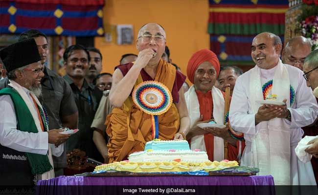 दलाई लामा से उनकी 'खूबसूरत त्वचा' का राज़ पूछा गया तो जवाब मिला...