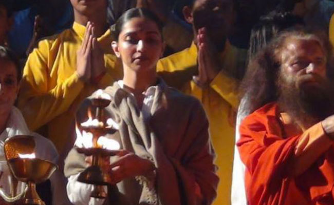 दीपिका पादुकोण ने ऋषिकेश में अपनी मां के साथ की गंगा आरती, देखें फोटो