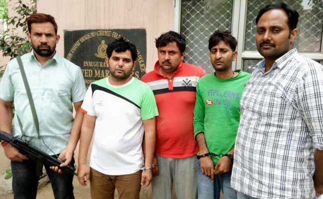 पांच लोगों ने गैंगरेप के बाद महिला और उसके दोस्त की हत्या की, पुलिस ने झूठा आरोप जड़कर पति को जेल भेजा