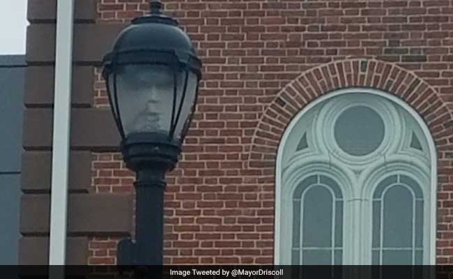 Ghostly Face In Lamppost Spooks Out Netizens