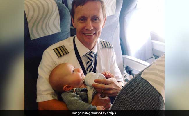 फ्लाइट में बच्चे को रोता देख पायलट का पसीजा कलेजा, पिलाने लगा दूध