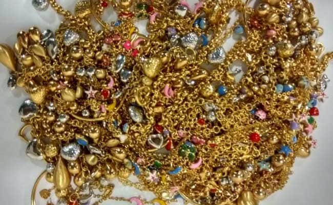 gold seized mumbai airport