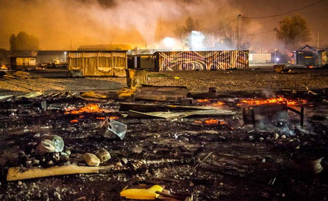 Huge Fire Destroys France's Grande-Synthe Migrant Camp