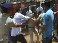मध्य प्रदेश में नेता की रिश्तेदारों का चालान काटने जा रहे पुलिसकर्मी को धक्का देकर गिराया, पिटाई की