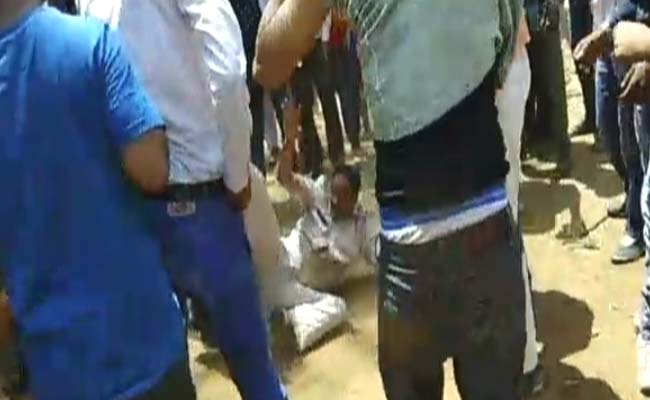 मध्य प्रदेश में नेता की रिश्तेदारों का चालान काटने जा रहे पुलिसकर्मी को धक्का देकर गिराया, पिटाई की