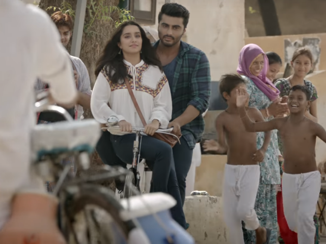 <i>Half Girlfriend</i> Song <i>Phir Bhi Tumko Chahunga</i>: Arjun Kapoor Can't Get Over Shraddha Kapoor