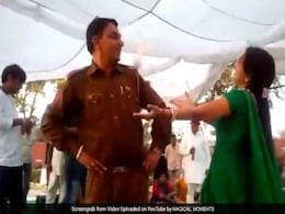 जेल में कैदियों और पुलिस वालों की मौज, अश्लील डांस का वीडियो वायरल, जेल वार्डन निलंबित जेल में कैदियों और पुलिस वालों की मौज, अश्लील डांस का वीडियो वायरल, जेल वार्डन निलंबित