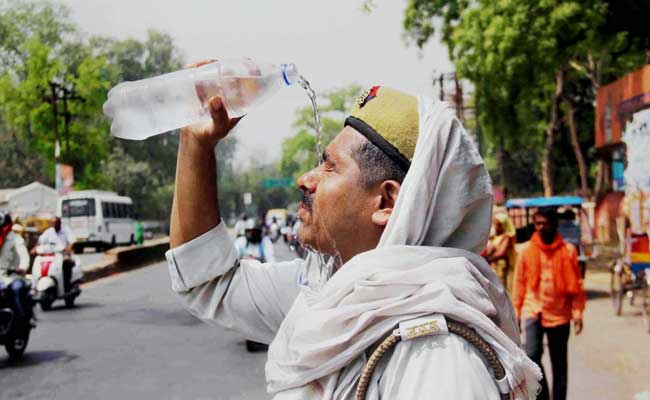 देश के कई हिस्सों में गर्मी का प्रकोप जारी, कुछ तटीय क्षेत्रों में हुई बारिश