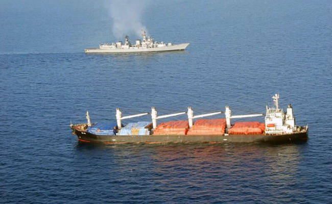 समुद्री डाकुओं से कार्गो शिप को बचाने में भारतीय नौसेना की भूमिका को 'गोल' कर गया चीन