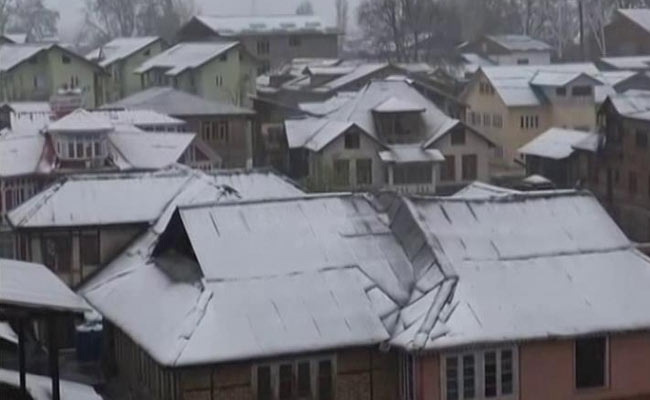 Schools, Colleges Close, Highway Blocked After Rare April Snowfall In Jammu And Kashmir