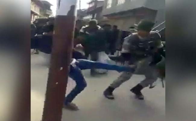 जम्मू-कश्मीर में उपद्रवियों की बदतमीजी की इंतहा के बावजूद संयम नहीं खोते जवान