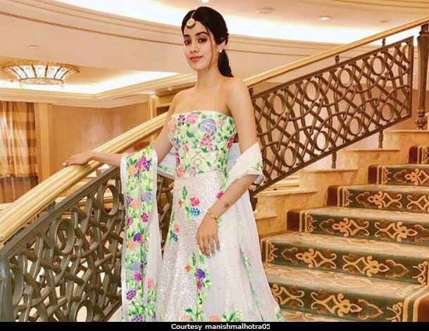 10 Times Trend-Setter Jhanvi Kapoor Made The Fashion Meter Crash