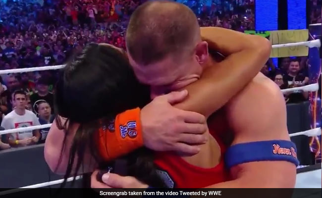 WWE स्टार जॉन सीना ने रिंग में गर्लफ्रेंड को किया 'चित', फिर सबके सामने कुछ यूं शुरू किया प्यार का इजहार, Video