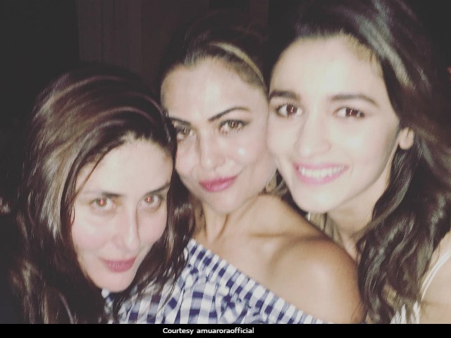 Kareena Kapoor And Alia Bhatt's Saturday Night Was All About Gupshup And Selfies