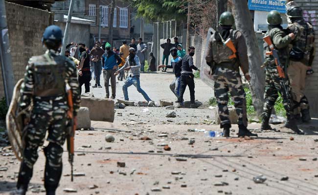 जम्मू कश्मीर : पथराव का फायदा उठाकर पुलवामा के मलंगपोरा में भाग गए आतंकी