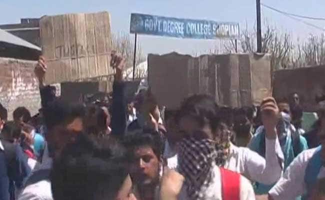 Hundreds Of Students Clash with Security Forces During Kashmir Protests