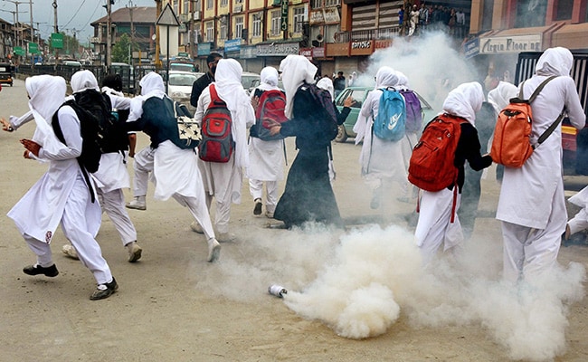 कश्मीर में कॉलेज छात्रों की सुरक्षा बलों के साथ झड़प, आंसू गैस के गोले छोड़े गए