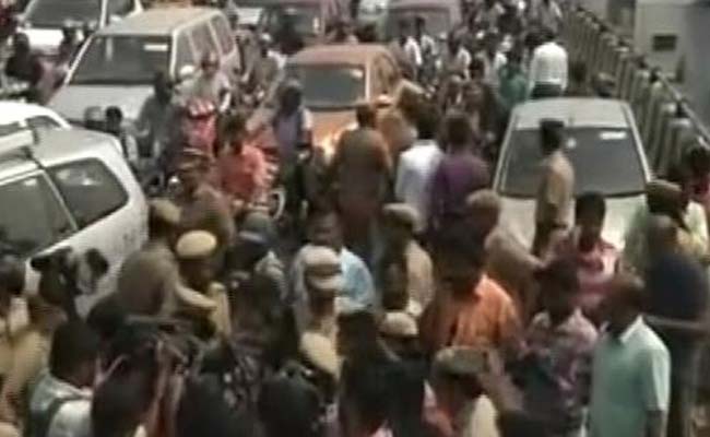 To Support Farmer Protests, Chennai Youth Block Landmark Kathipaara Flyover