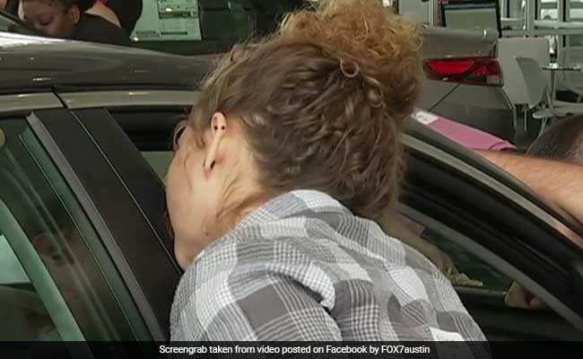Image result for महिला ने किया 50 घंटे तक लगातार KISS, बदले में मिली कार