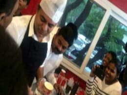 तेलंगाना सीएम के बेटे केटी रामा राव ने बेची आइसक्रीम, एक घंटे में कमाए 7.5 लाख रुपये तेलंगाना सीएम के बेटे केटी रामा राव ने बेची आइसक्रीम, एक घंटे में कमाए 7.5 लाख रुपये