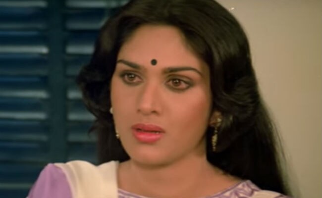 मीनाक्षी शेषाद्रि के बेटे ने हार्वर्ड से की है ग्रेजुएशन, देखने में रणवीर और ऋतिक जैसा हैंडसम
