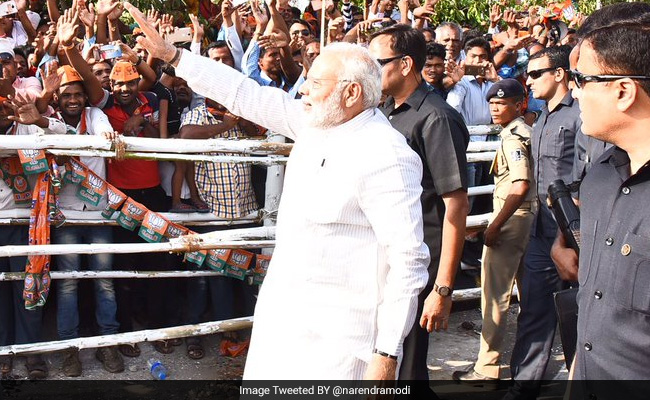 पीएम नरेंद्र मोदी का सूरत में 11 किलोमीटर का रोडशो आज, दो दिन का गुजरात दौरा पीएम नरेंद्र मोदी का सूरत में 11 किलोमीटर का रोडशो आज, दो दिन का गुजरात दौरा